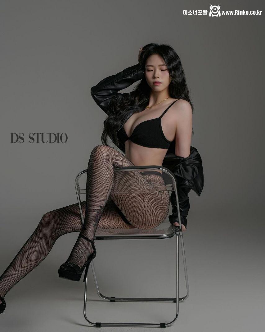 블랙 브라 팬티 망사 스타킹 바디프로필 촬영 스타일과 연출 기법 분석 7