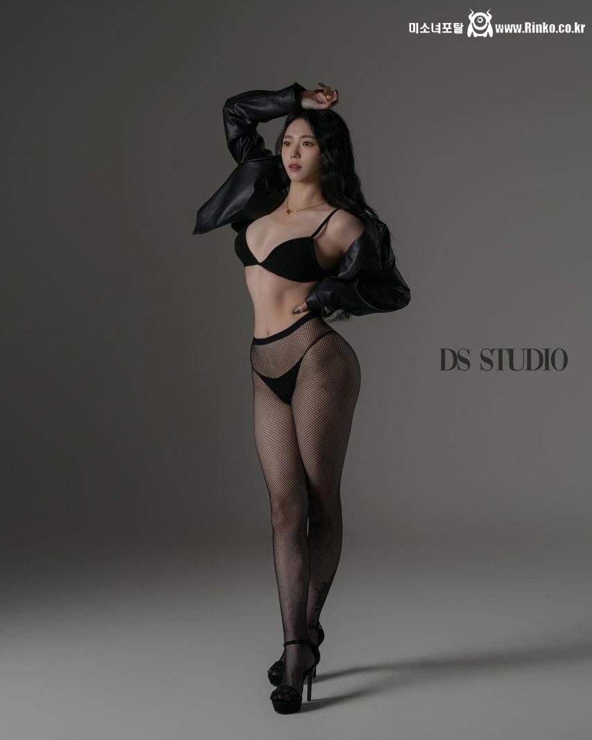 블랙 브라 팬티 망사 스타킹 바디프로필 촬영 스타일과 연출 기법 분석 8