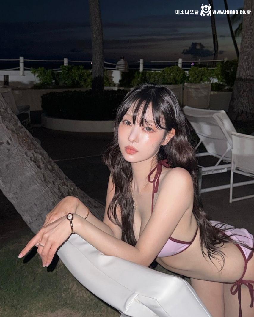 [이지은] 핑크 비키니로 보여준 완벽한 몸매와 여름 휴가 스타일 7