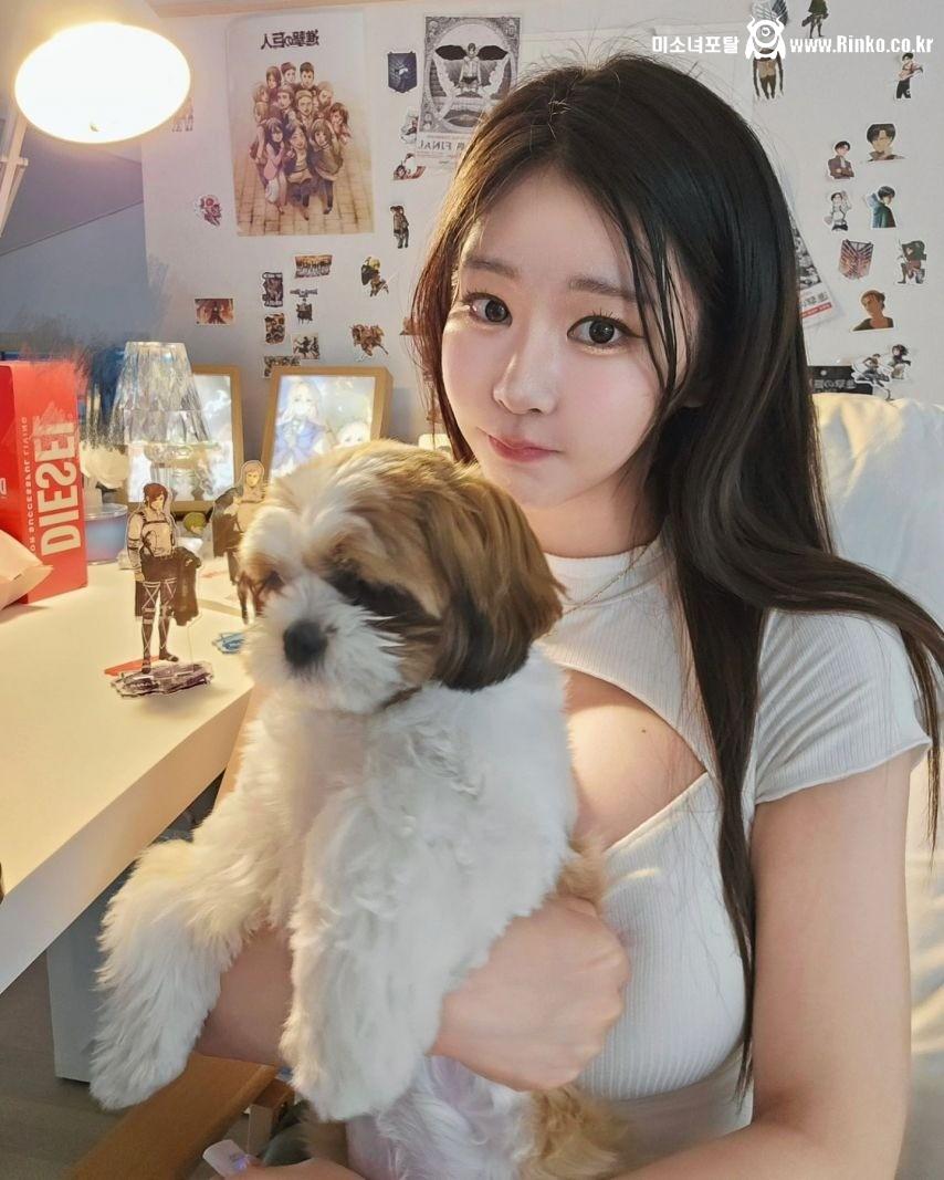 [이름] 인스타그램 구멍 뚫린 티셔츠 스타일링과 패션 아이템 소개 3