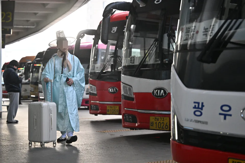 한복 입고 버스 터미널에 간 낭만 넘치는 디시인