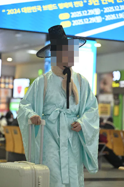 한복 입고 버스 터미널에 간 낭만 넘치는 디시인