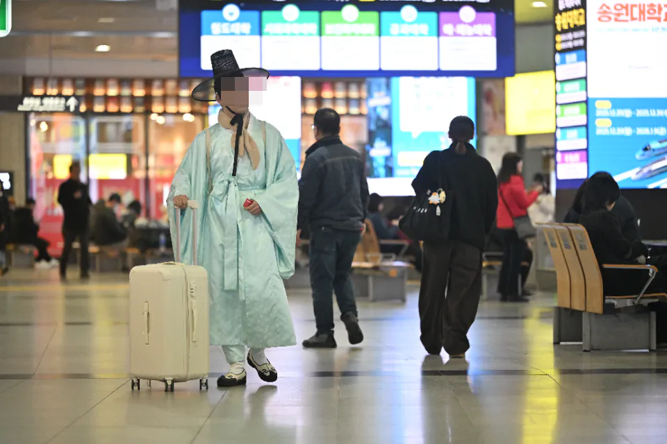 한복 입고 버스 터미널에 간 낭만 넘치는 디시인