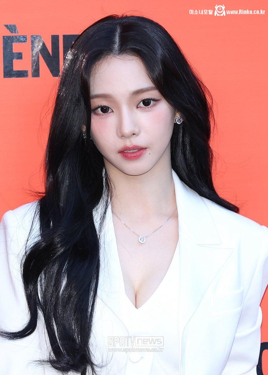 은근슬적.. 카리나 슴골 ㄷㄷ 4