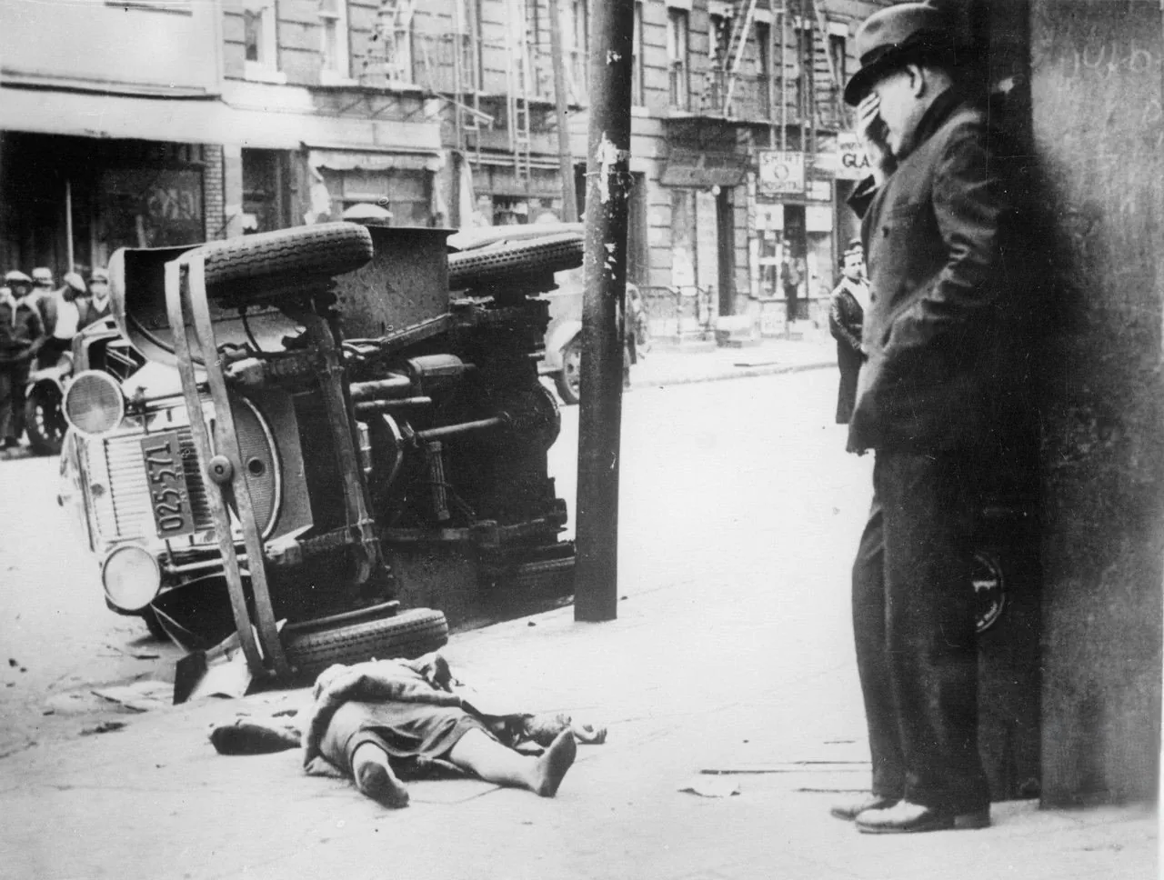 혐) 교통사고가 나서 구경갔는데, 죽은사람이 내 아내