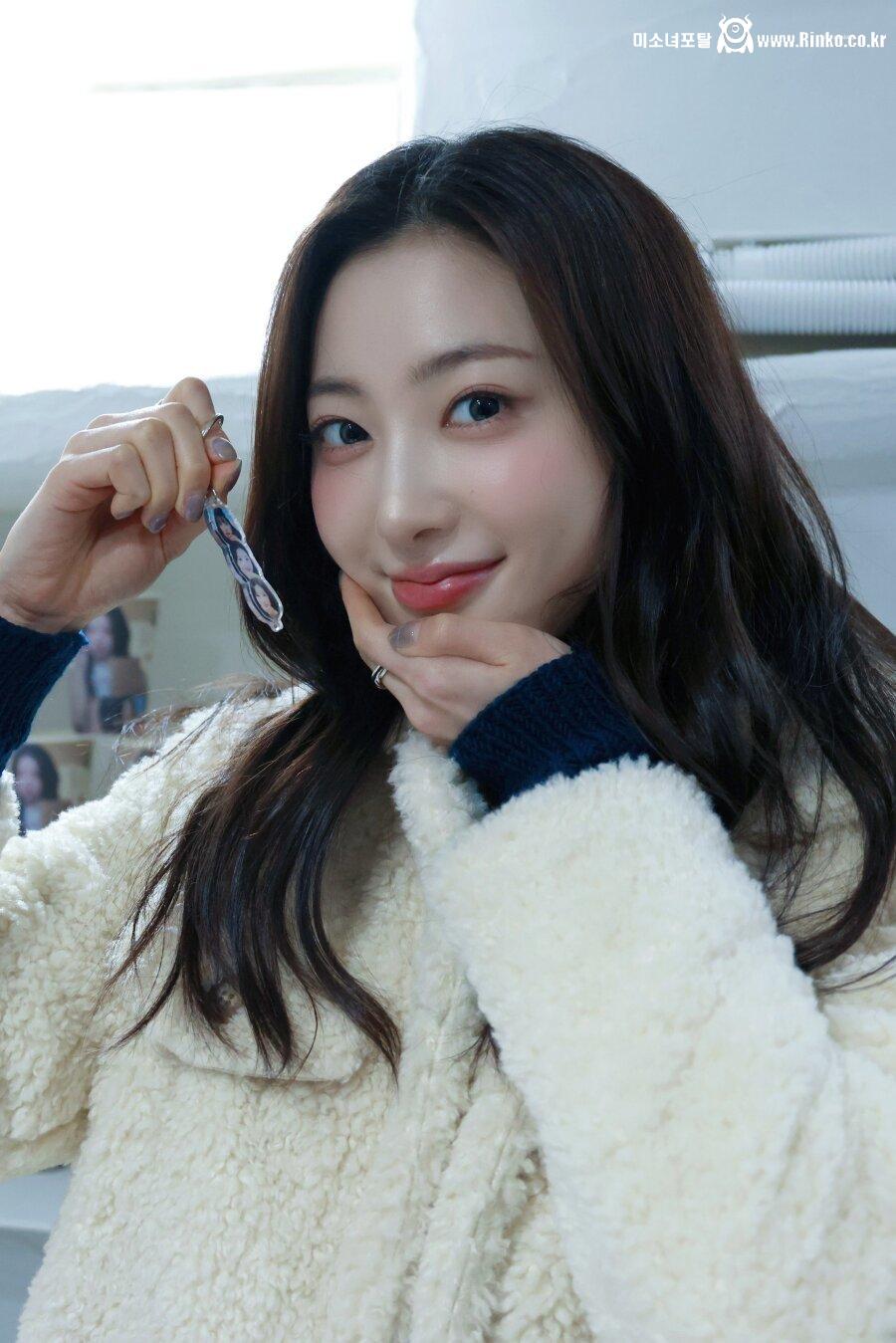 얘 전신 몸매 보면 비율 쩔긴 하더라 ㄹㅇ 3