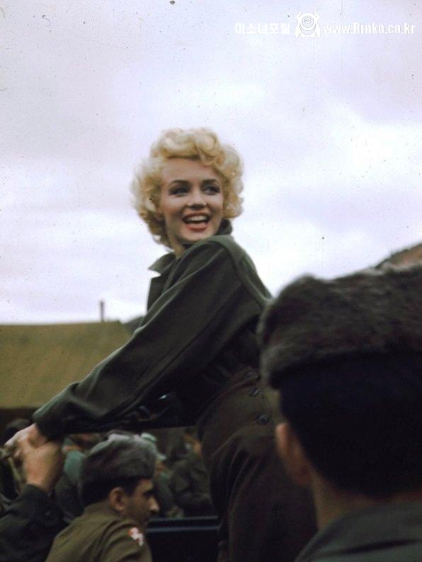 과거 한국을 방문했던 마릴린 먼로 6