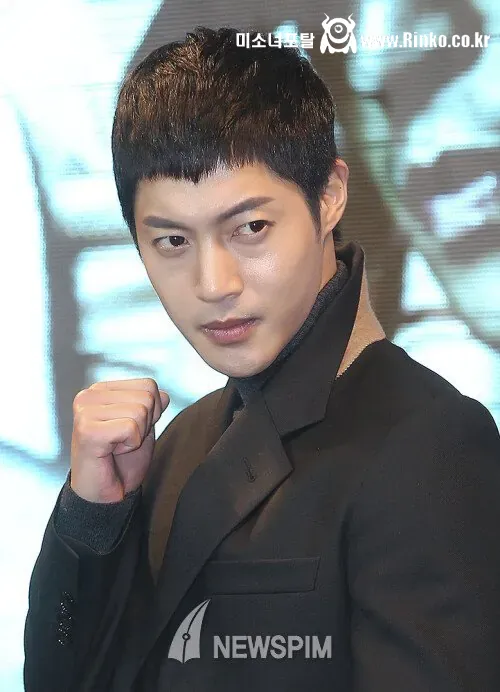 사진 찍을 때 주먹을 봉인했다는 김현중 1