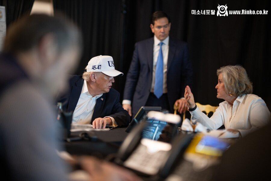 백악관이 공개한 미군 작전 상황실 2