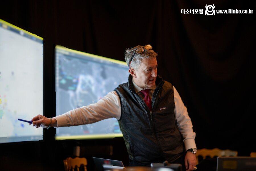 백악관이 공개한 미군 작전 상황실 3