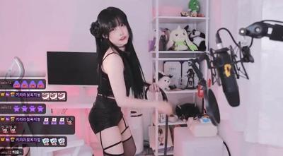 여왕님 컨셉이라고 채찍질로 사람 잡을 기세 1