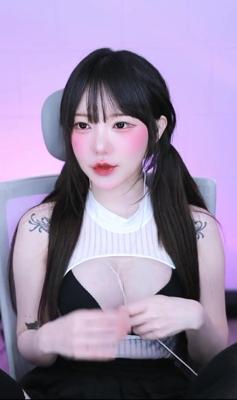 이어폰 줄 가슴골에 꽂아주는 여캠 1