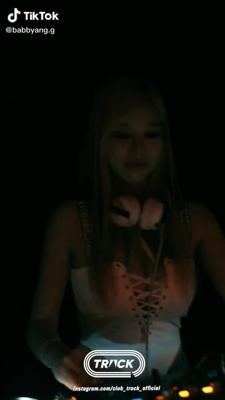 클럽에서 DJ 하고 있는 핵무기좌 1