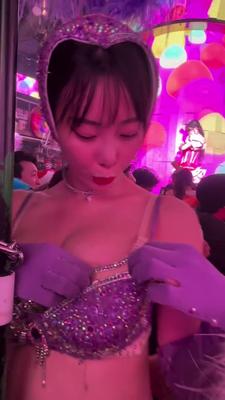 치어리더 가슴에서 간식 꺼내는 퍼포먼스 영상 1