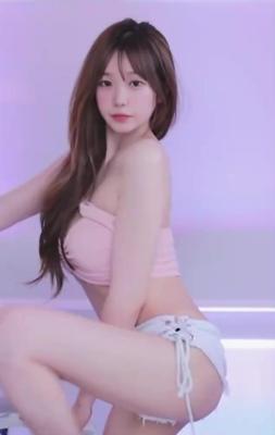 바우치 핑크 튜브탑 가슴골 1