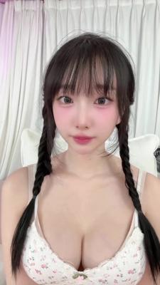 핏줄 보이는 가슴골 1