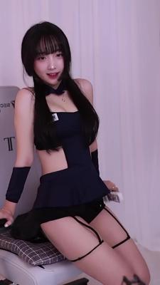 오늘도 과감한 의상 보여주는 꽁주 1