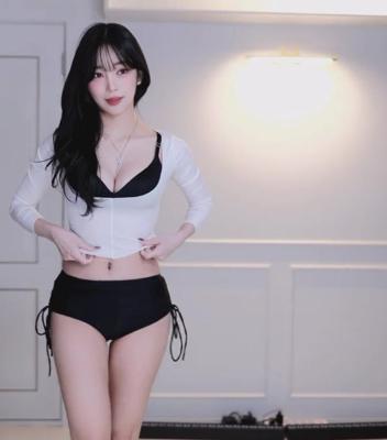 옷매무새 정리하는 타니 몸매 라인 1