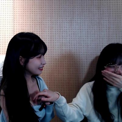 아이밈 가슴골에 손가락 쑥 집어넣고 느끼는중 ㅗㅜㅑ 1