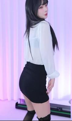 오피스룩 입은 류하 터미널 ㅗㅜㅑ 1