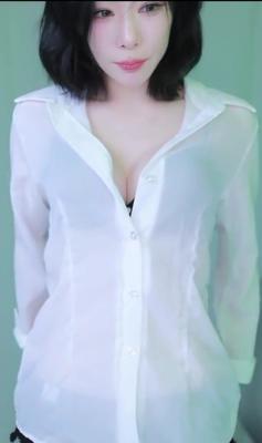 핫팬츠 흰 셔츠 묶어 보여주는 잘록한 허리 배꼽 블랙 브라 가슴골 1