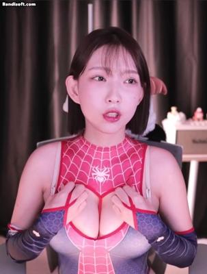 가슴쪽이 시원하게 뚫린 바디슈트 1