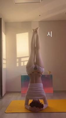 물구나무서는 골반녀 1