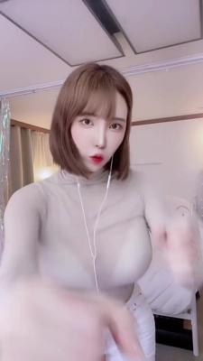 브라가 선명하게 보이는 시스루 1