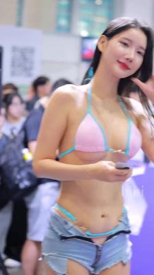 봉긋한 가슴 핑크 비키니 몸매 1