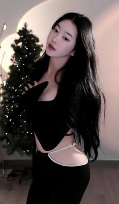 끈으로 연결된 야한 검정 의상 가슴골 골반 1