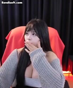 본인피셜 엉덩이 개 크다는 여캠 근데 딴것도 다 큼 1