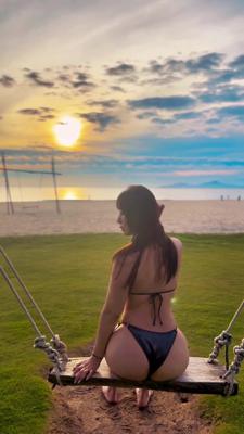 석양 밑 비키니 뒤태 1
