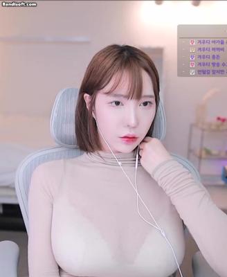 하얀 브라가 선명하게 보이는 시스루 1